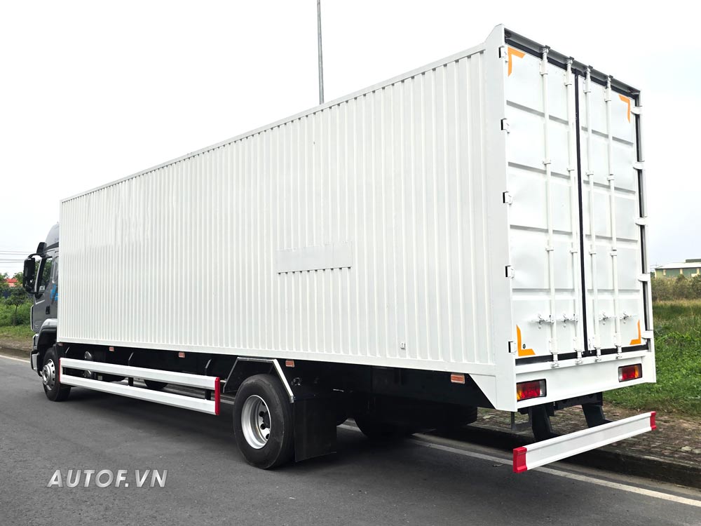 Chenglong 8 tấn H5 240Hp Thùng Kín 3 cửa 9.9M